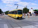 essen Ein DUEWAG-M8 der EVAG auf der Hobeisenbr�cke in Essen, 18. Juli 2010.
