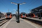 Tallinn am 08.05.2017, der Reiseverkehr in Estland fest in der Hand der Flirt, hier v.l. die Züge 1329, 2314 und 1319 von ELRON.