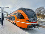 S-Bahn Tallinn  Elron  mit Zug 1327  Elektra  steht im Baltischen Bahnhof von Tallinn, 04.12.2023.