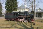 Denkmal Schmalspur Lok Kc 4-110 auf der Grnanlage vor dem Bahnhof Tri  hier am 1.5.2006.