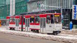 Straßenbahn Tallinn Zug 150 beim Verlassen der Station Hobujaama, 03.12.2023.