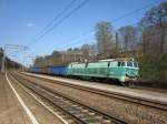 ET22 ET22-815 f�hrt mit einem G�terzug am 18.04.2010 durch Bydgoszcz Rynkowo.