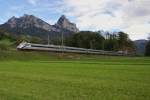 ETR 470 008 f�hrt am 4.10.10 von Schwyz Richtung Steinen. ...