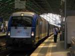 eu445370-183-husarztaurus Nun denn ging es nach dem ausschlafen los. Mit dem RE 2 in Berlin angekommen, wartete ich nur kurz und schon kam der erwartete Taurus aus Warschau mit dem EC 46 �berp�nktlich an. 370 005 war dran und 'begl�ckte' gleich 3 Lokf�hrer mit toller Technik und unglaublicher Ruhe am 20.07.!