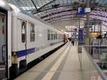 ARkimbz 266.9, vorletzter Wagen im EC 44 in Berlin Hbf ...