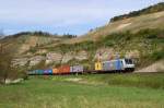 185 672 (EVB) mit Containerzug bei Himmelstadt (22.04.2010)  ...