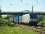 185 676-4 der EVB poltert am 5.06.10 mit einem Containerzug ...