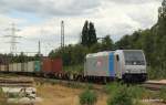 185 672-3 der EVB zieht einen Containerzug aus Hamburg-Waltershof durch ...