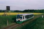ex-kbs-543-schonberg---schleiz Aus dem Dia-Archiv: VT41 der Vogtlandbahn erreicht am 30.05.2004 Langenbuch, auf seiner Fahrt als VBG82145 Plauen ob. Bf - Schleiz West.
Noch wird die Strecke Sch�nberg - Schleiz West im Fahrplan als KBS 543 bezeichnet, ab 12.12.2004 wird sie dann zur Linie VB 7. Der planm��ige Zugverkehr endete am 09.12.2006, nachdem die NVS Th�ringen diese Leistungen abbestellt hatte.