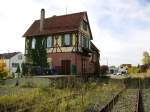 Das ehemalige Empfangsgeb�ude des WEG-Bahnhofs Enzweihigen, am 03.11.2011.  ...