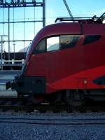 Ein Berg spiegelt sich im Seitenfenster der Railjet 1116 220 ...