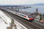 Extrazuge Der Skiextrazug 10069 Basel - Brig hatte die Lokomotive wieder einmal in der Mitte. Am 20.2.10 erwischte ich ihn in Einigen.