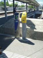 Diese beiden Fahrkartenentwerter stehen im Bahnhof Genf an Gleis 5. ...