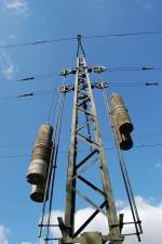 Fahrleitungsanlagen Ein spannendes Bild, bei Boisheim an der Strecke M�nchengladbach-Venlo. Dieser Mast steht kurz vor der Weiche an der Bahnhofseinfahrt.10.4.2010
