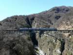 FART Centovallibahn SSIF / FART - Schnellzug von Domodossola nach Locarno mit dem Triebwagen ABe 8/8 22 und den Personenwagen 2 Kl. B 122 und 1 Kl. A 120 auf der Br�cke bei Intragna am 05.04.2010