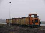 Eine Torfzug mit eine Sch�na-Lok bei Esterwegen am 16-3-2012.  ...