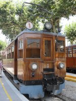 Holz-Triebwagen No.1 der Ferrocarril de S�ller im Bahnhof S�ller.Der Triebwagen ...