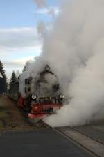 Fichtelbergbahn 99 773 l�sst am 21.11.09 im Haltepunkt Vierenstra�e mal ordentlich Dampf ab. 