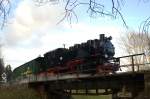 99 773 verl�sst am 21.11.09 Vierenstra�e und passiert die kleine ...