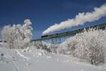 Fichtelbergbahn 99 771 passiert am 13.01.2010 das Viadukt in Oberwiesenthal.