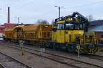 Zwei Schotterwagen und Gleisinstandhaltungsfahrzeug Tka8 #580 der VR-Track im Bahnhof Riihimki, 12.4.13