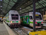 VR Doppelstock-Steuerwagen 28606 steht neben Sm4 6423 mit einem Regionalzug nach Riihimäki in Helsinki, 05.12.2023.