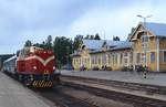 Die Dv12 2760 steht im Juni 1990 im Bahnhof Haapamäki abfahrbereit vor einem Personenzug.