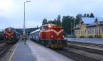 Dv12 2740 und 2760 treffen sich im Juni 1990 im Bahnhof Haapamäki. Zu dieser Zeit war eine solche Kombination (Dv12 und zwei Personenwagen) vor Personenzügen auf den nicht elektrifizierten Strecken der VR häufig anzutreffen.