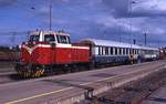 Die im Juni 1990 im Bahnhof Seinäjoki aufgenommene Dv15 2012 ist die letzte einer Serie von 57 Stangen-Diesellokomotiven, die die VR ab 1957 beschaffte und deren letzte Vertreterinnen bis 2004 im