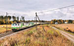 Eine Doppeltraktion der Loks Sr1 3056 und der 3086 fährt in Junttola mit einem langen russischen Kesselwagenzug von der Grenze her kommnend vorbei.Bild 9.10.2017