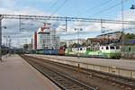 Einfahrt am Nachmittag des 11.07.2019 von Sr1 3087 zusammen mit Sr1 3077 und einem leeren E-Wagenzug von der RZD auf Gleis 5 in den Bahnhof von Tampere. Nach einem kurzen Zwischenhalt ging die Fahrt weiter in Richtung Russland.