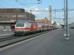 IC-Zug Oulu - Helsinki am 06.09.2002 mit Lok Sr2 3222 in Tampere. Dieser Zug besteht gemischt aus IC1-Wagen, einstckig, und IC2-Wagen, doppelstckig.