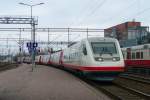 Triebwagen Sm3 Pendolino der VR fhrt ohne Halt durch den Bahnhof Riihimki, 12.4.13