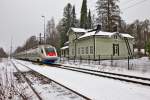 Der  Karelian Train  Allegro braust bei typisch trübem finnischem Wetter am verlassenen Bahnhof Pulsa,kurz vor der finnischen Grenze,aus Helsinki kommend nach St.Petersburg vorüber.Bild vom