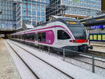 S-Bahn Helsinki VR Sm5 06 B auf der Linie E nach Helsinki im Bahnhof Pasila, 07.12.2023.