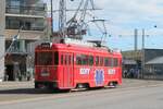 Ein zweites Mal begegnete mir der auffällig rote  Pub-Wagen  am 12.5.2022 im Stadtteil Hietalahti, theoretisch auf Linie 6 fahrend, und von der Bulevardi auf die Hietalahdenranta abbiegend.