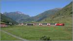 FO Furka-Oberalp-Bahn Der Glacier Express 902 am 19. Juli 2010 zwischen Realp und Hospental.