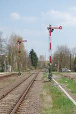 Formsignale Ebenfalls vom Aussterben bedroht sind die Formsignale. Nachdem nun in Landau (Pfalz) das ESTW ans Netz ging, werden nach und nach wohl auch die anderen Bahnh�fe an der Bahnstrecke Karlsruhe - Neustadt (Weinstra�e) 'estwisiert'. Bevor dies geschehen wird, habe ich am 10.4.2010 die Kandler Formsignale nochmal in Form dieses Bildes festgehalten.
