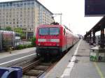 Eine BR 143 mit Dosto Wagen in Frankfurt am Main ...