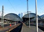 Blauer Himmel �ber dem Hbf in Frankfurt am Main am ...