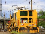 Ein Arbeitsfahrzeug Steht im Bahnhof von Mulhouse(F) bei Sonne und Wolken am 11.5.2013.