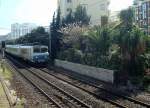 Im Osten von Cannes gibt es einen schnen Fotostandpunkt: Vorbei an einem (wahrscheinlich) ehemaligen Bahnwrterhaus donnern die Zge in Richtung Tunnel zum Hauptbahnhof.