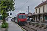 Auch in Basel wurde versucht, einen internationalen S-Bahn Betrieb einzuführen: einige Jahre verkehrten SBB NPZ RABe 562 Pendelzüge im Stundentakt zwischen Frick und Mulhouse; leider konnte das Nachfolgemodel RABe 522 (Flirt France) nicht an den Erfolg des NPZ anzuknüpfen und seither muss in Basel SBB / SNCF umgestiegen werden.

Die in Basel nicht mehr benötigen NPZ RABe 560 werden noch bis am 14. Dez. im TGV Anschlussverkehr Neuchâtel - Frasne eingesetzt, wie im Bild aus Frasne zu sehen ist. 

13. August 2019