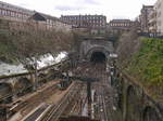 Gare de Rouen-Rive-Droite. 
Hier zu sehen die Osteinfahrt aus Richtung Paris und Amiens mit dem direkt anschließenden Tunnel-de-Beauvoisine (1354m lang). Durch die sehr beengte Lage zwischen zwei Tunnels und in einem Einschnitt sind die Bahnsteig- und Gleislängen äußerst begrenzt und nicht erweiterbar. Es wird diskutiert stattdessen einen neuen Bahnhof am linken Seineufer zu bauen. Da dazu aber auch eine Seinebrücke und lange Zufahrtstunnel nötig sind, wird dies immense Kosten verursachen und die Umsetzung ist noch lange nicht sicher. 28.03.2016 Rouen-Rive-Droite 