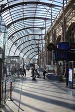 STRASBOURG (Grand Est/Département Bas Rhin), 14.10.2017, Blick in die 2007 über dem Bahnhofsvorplatz errichtete Halle