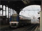 Moderner Triebwagen, alte Bahnsteighalle -     Triebzug der Reihe B 82500 im Gare Centrale Strasbourg.