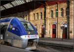 Abendsonne in der Bahnsteighalle -     Gare Centrale Strasbourg mit einem Triebwagen der Reihe B 82500.