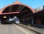Kess streckt TGV Triebzug 4703 seinen Kopf aus der Bahnsteighalle in Strasbourg in die Sonne.