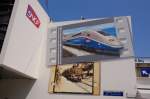 Kunst am Bau: Der eigentlich eher hliche Bahnhof von Cannes (vor allen Dingen innen: dunkel, trist und dreckig) wird verziert von diesen Gemlden eines aktuellen SNCF-Logos sowie eines TGV Duplex 208 und einer alten Dampflok, welche beide knstlerisch gelungen als Diapositive dargestellt werden.