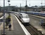 Whrend eine TGV Einheit aus Richtung Paris Est in den Bahnhof von Metz einfhrt, wartet schon eine andere auf Fahrtfreigabe am 22.06.08. Da in den franzsischen Bahnhfen Rauchverbot herrscht, qualmt links im Bild ein Raucher im Freien (einer der wenigen, der sich an das Verbot hlt), whrend rechts die Dampflok 5519 sich auch an das Verbot hlt und im Freien qualmt. (Jeanny)